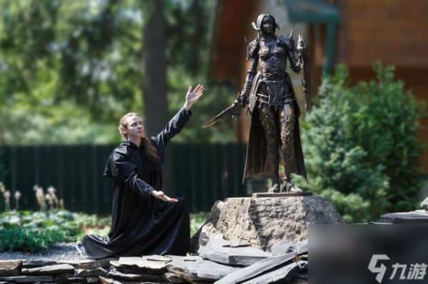 挚爱《FF14》玩家打造等大自己游戏角色雕像 花费450个小时