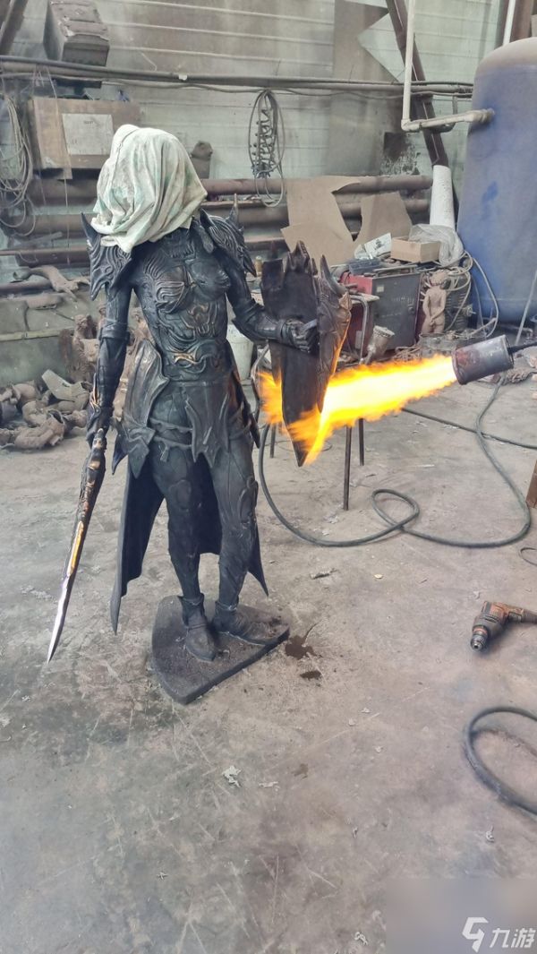 挚爱《FF14》玩家打造等大自己游戏角色雕像 花费450个小时