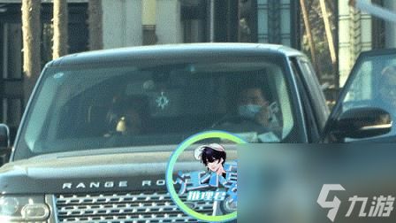 神秘男子虽然在通着电话依然对李湘的谈话表示尊重(李湘同神秘男子开车出行发生剐蹭)