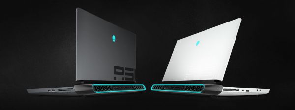 两台并列摆放的 Alienware 笔记本电脑