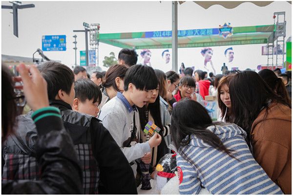 图：TGA移动游戏大奖赛现场火爆报名场面.jpg