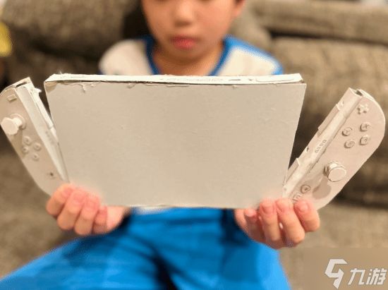 日本小孩没抢到NS2预购 用纸自制“主机”感动全网