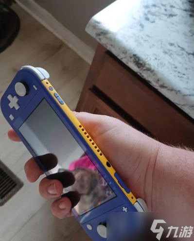 这个厉害了！7岁男孩意外做出了黄蓝撞色Switch Lite