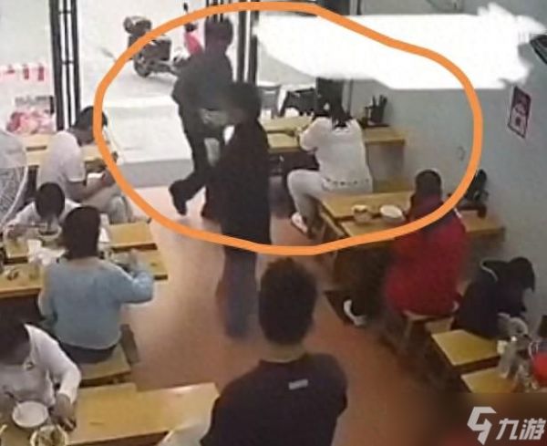 女子吃面一人占俩位被提醒后恼怒，竟拿起滚烫面碗扣小伙头上就跑