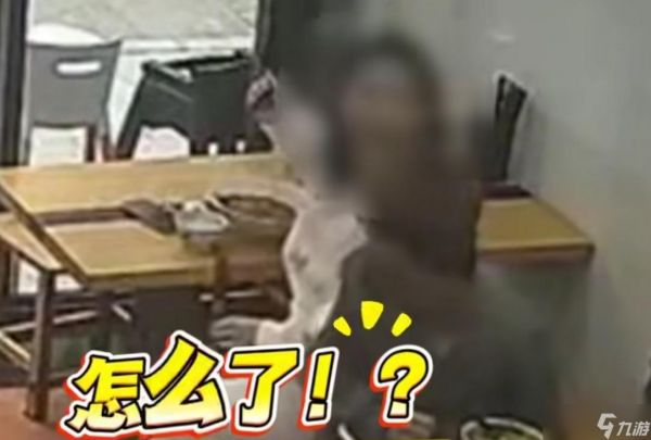 女子吃面一人占俩位被提醒后恼怒，竟拿起滚烫面碗扣小伙头上就跑