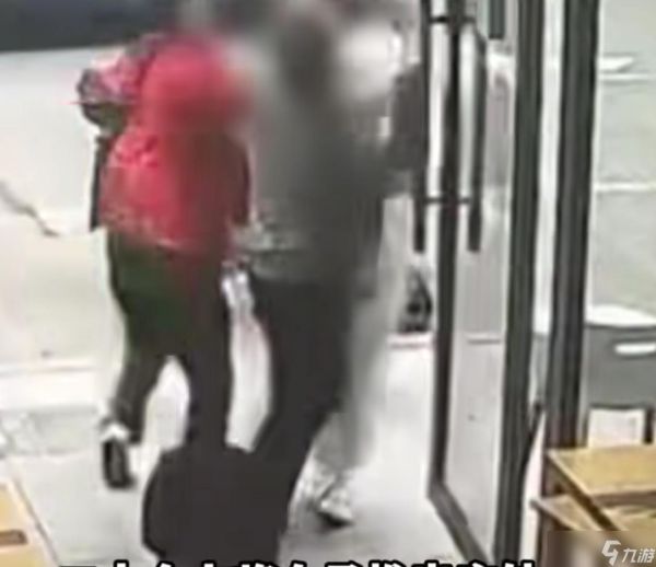 女子吃面一人占俩位被提醒后恼怒，竟拿起滚烫面碗扣小伙头上就跑
