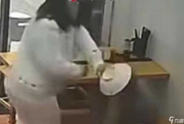 女子吃面一人占俩位被提醒后恼怒，竟拿起滚烫面碗扣小伙头上就跑