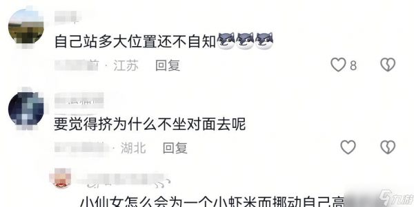 女子吃面一人占俩位被提醒后恼怒，竟拿起滚烫面碗扣小伙头上就跑