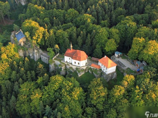 《天国：拯救2》大获成功 游戏中的城堡吸引大量游客前来参观