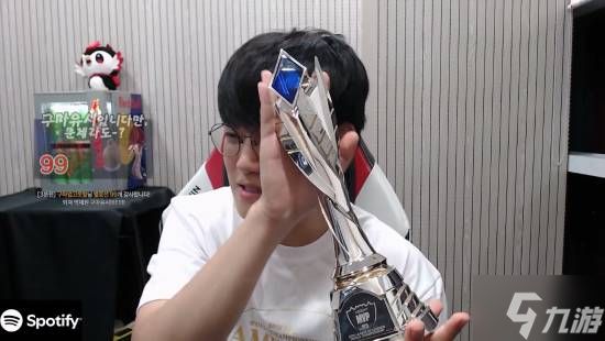 Gumayusi展示FMVP奖杯：我偶像Uzi亲手颁的