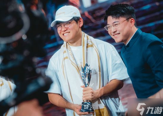 Gumayusi展示FMVP奖杯：我偶像Uzi亲手颁的