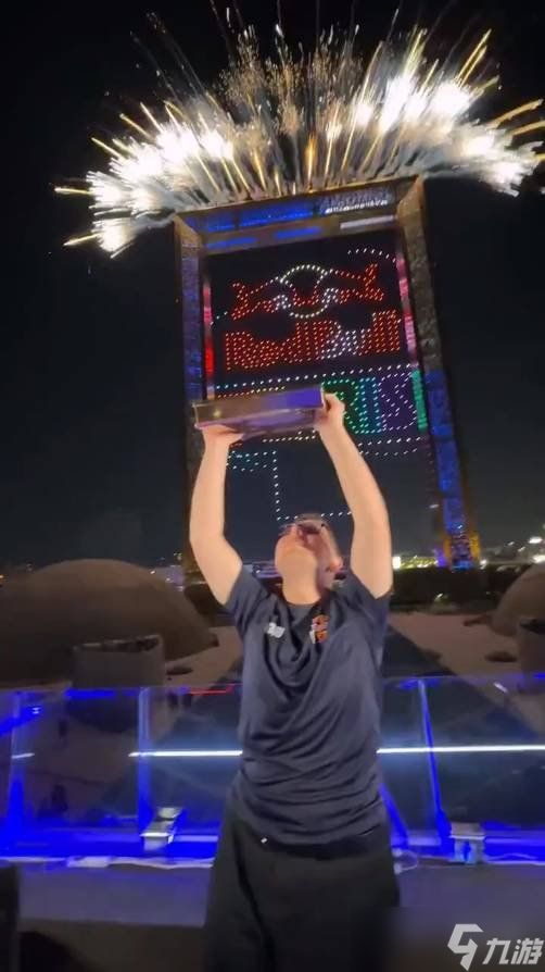 夜空巨制！三千无人机上演立体《俄罗斯方块》方块雨