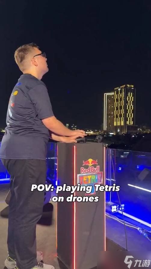 夜空巨制！三千无人机上演立体《俄罗斯方块》方块雨