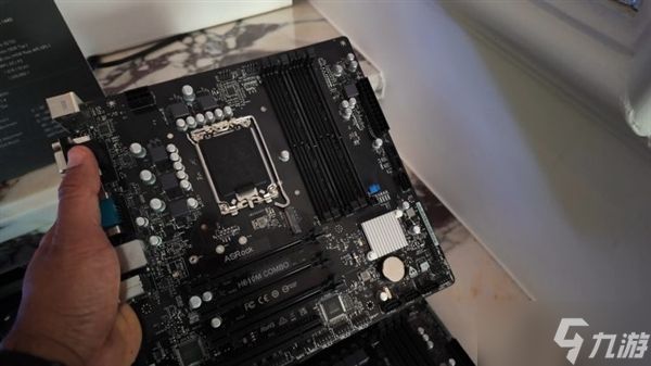 华擎“妖板”H610 Combo实物亮相:2槽DDR4与4槽DDR5的独特组合设计曝光!