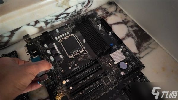 华擎“妖板”H610 Combo实物亮相:2槽DDR4与4槽DDR5的独特组合设计曝光!