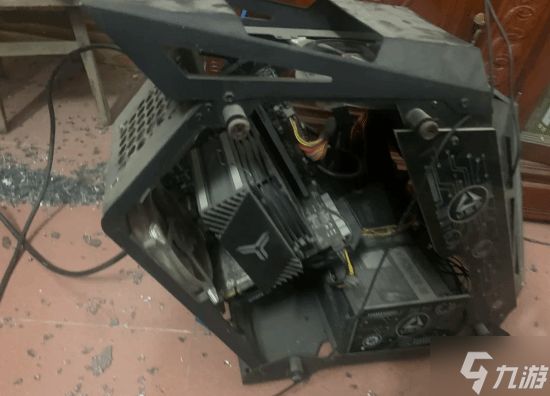 父亲醉酒施暴 儿子出手护母：电脑被砸毁引热议