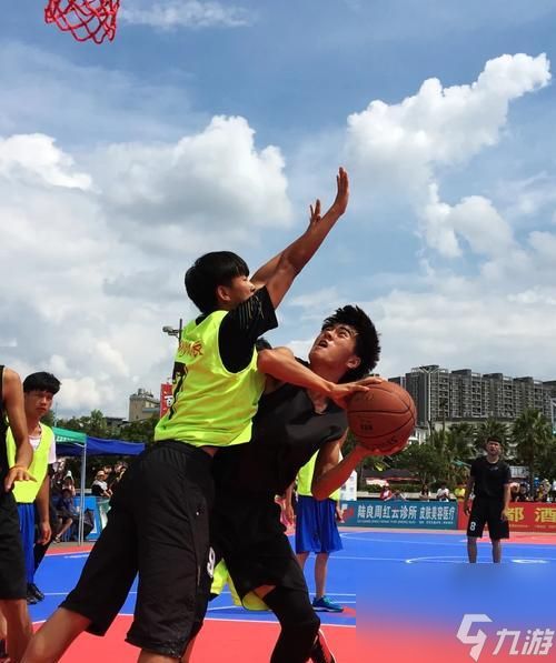 球场风云变幻莫测，挑战游戏人生（探索球场上的无限可能）