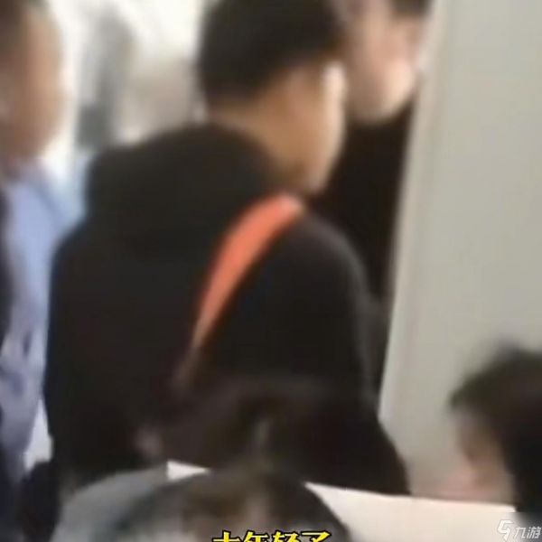 男子高铁上指责1岁幼童哭闹，要求一家人离开座位大喊让乘警介入