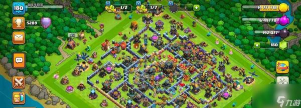 部落冲突王出战的条件和策略是什么？