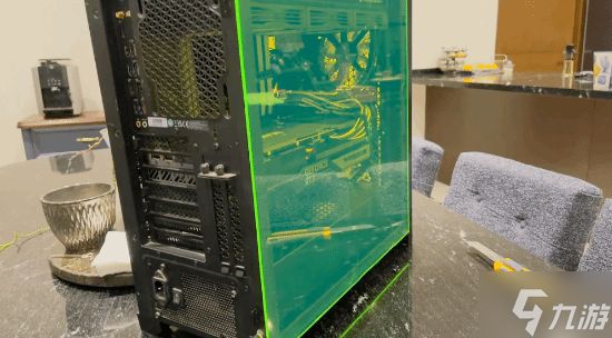 PC玻璃突然炸裂！玩家换辐射绿亚克力 效果意外爆火