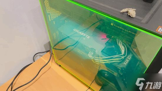 PC玻璃突然炸裂！玩家换辐射绿亚克力 效果意外爆火