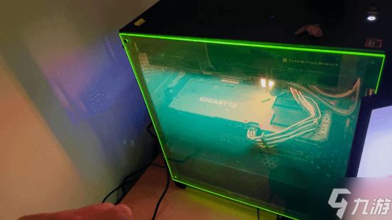 PC玻璃突然炸裂！玩家换辐射绿亚克力 效果意外爆火