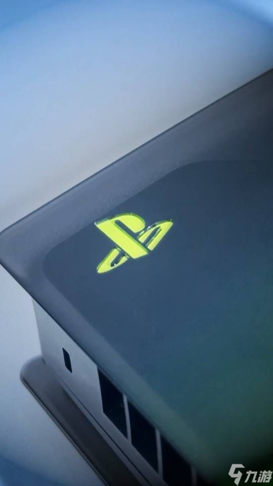 PS5外壳与手柄再出新款！亮面黑与霓虹色完美搭配