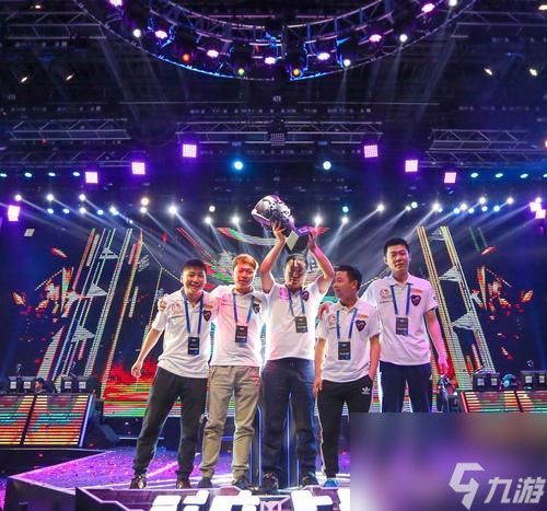 离开逆战主城队伍的步骤是什么？