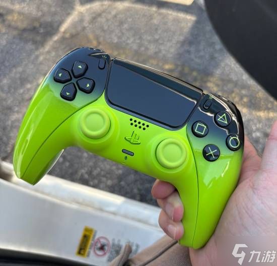 PS5新系列手柄实物曝光：超丝滑亮面涂层