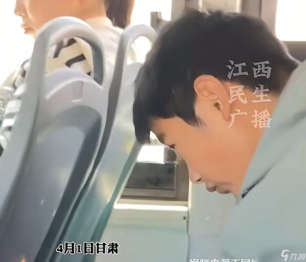 男生拿打火机点公交车座椅，同车乘客被吓坏，因担心安全未敢制止