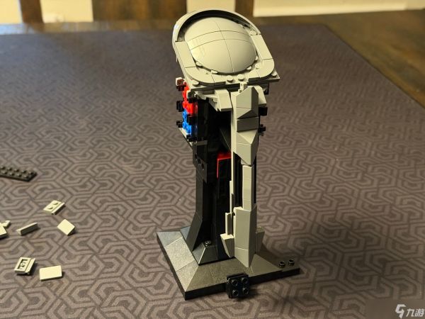 我们打造了《LEGO The Lord of the Rings: Sauron's Helmet》，一件充满威慑力的展示品