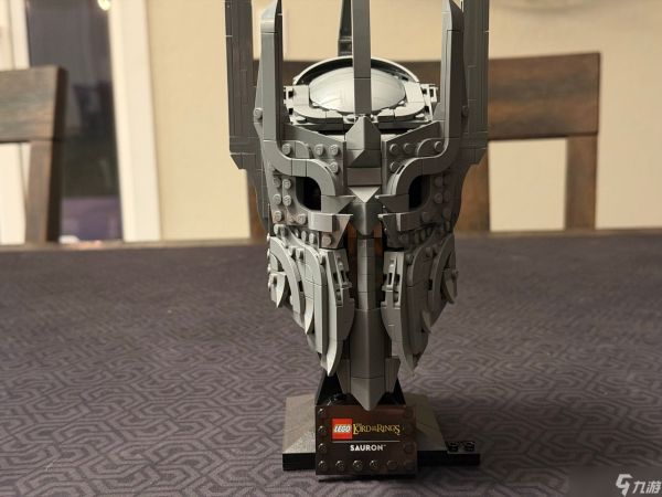 我们打造了《LEGO The Lord of the Rings: Sauron's Helmet》，一件充满威慑力的展示品