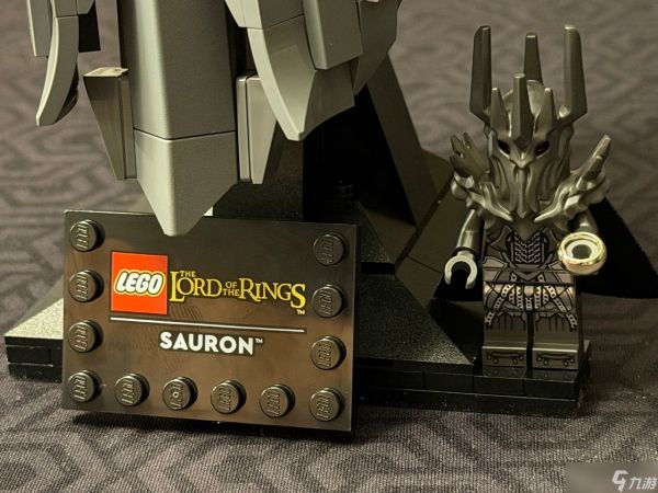 我们打造了《LEGO The Lord of the Rings: Sauron's Helmet》，一件充满威慑力的展示品