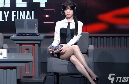 穿衣不自由！女解说被批裙子太短 全身涂黑上镜回击