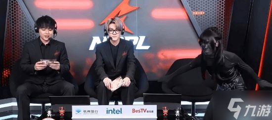 穿衣不自由！女解说被批裙子太短 全身涂黑上镜回击