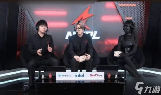 穿衣不自由！女解说被批裙子太短 全身涂黑上镜回击