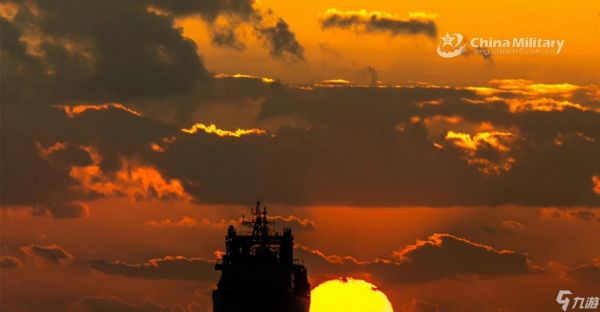 炎热夏日，与太阳肩并肩游戏（享受阳光）