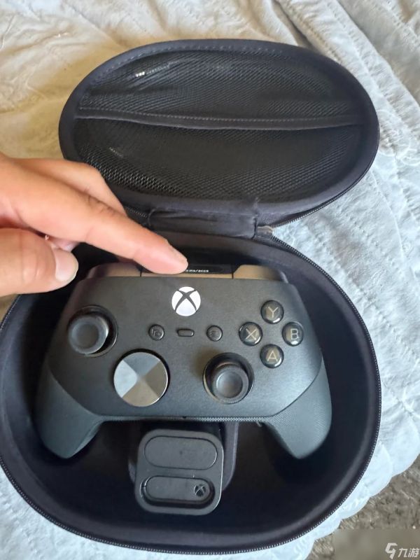 首款带屏XBOX手柄泄露！Elite 3原型机实拍图曝光