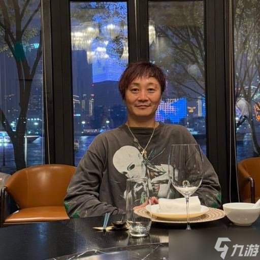 小高和刚戏谑蜕皮变美少女，荒诞社交动态引爆玩家热议