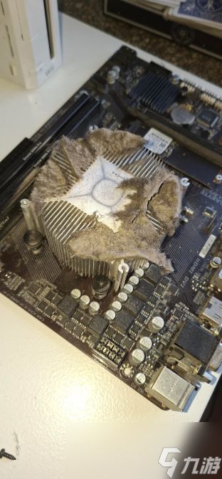 论灰电平衡重要性！老外电脑用8年从不清灰硅脂已干